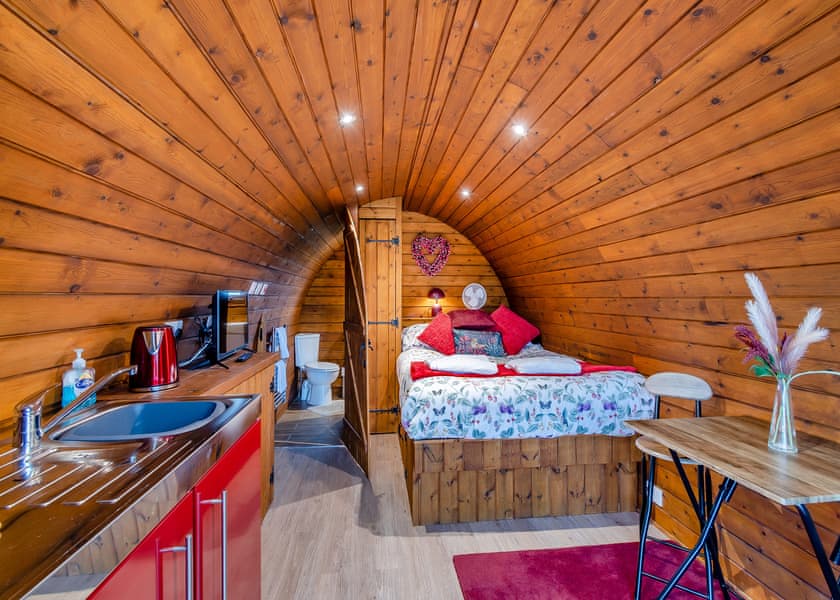 Chestnut Pod - Coole Acres Fishery & Leisure Park, Newhall, Nr. Nantwich