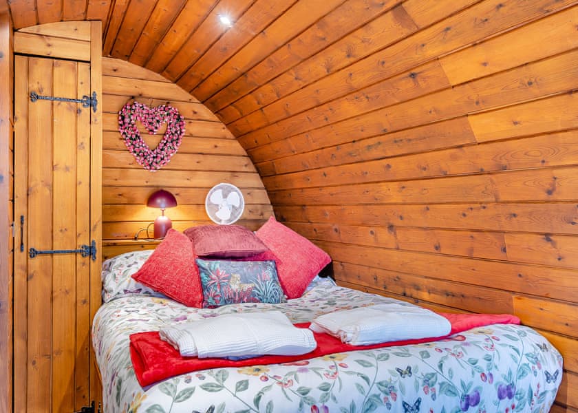 Chestnut Pod - Coole Acres Fishery & Leisure Park, Newhall, Nr. Nantwich