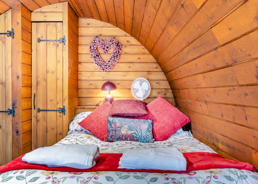 Chestnut Pod - Coole Acres Fishery & Leisure Park, Newhall, Nr. Nantwich