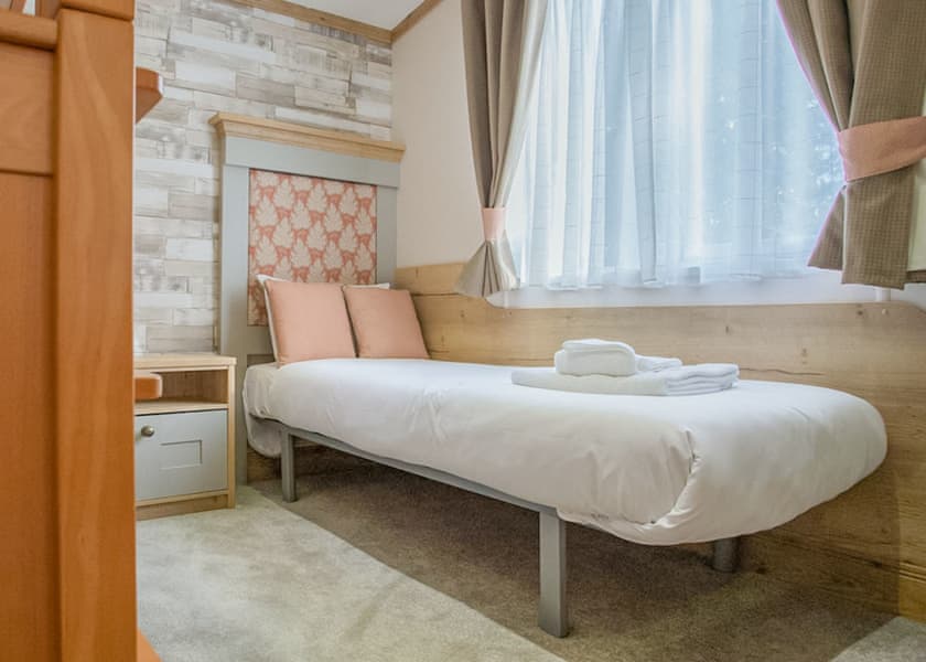 Heartwood Hot Tub 7 (5+2) Pet - Mersea Island Holiday Park, Mersea Island, Colchester