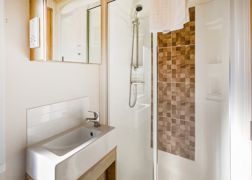 Meadow View Plus Pet - Crealy Resort, Clyst St Mary, Nr Exeter