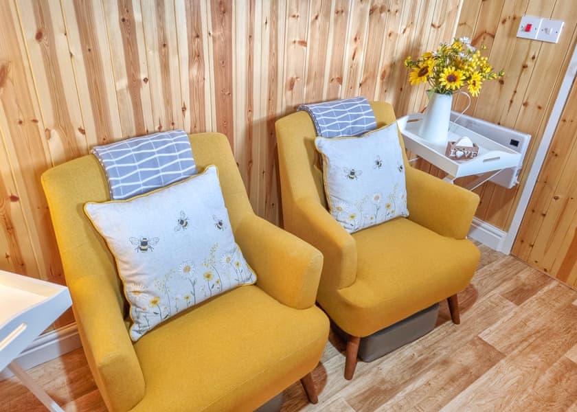 Buttercup Shepherd Hut - Croft Park Lodges, Little Weighton, Nr Beverley