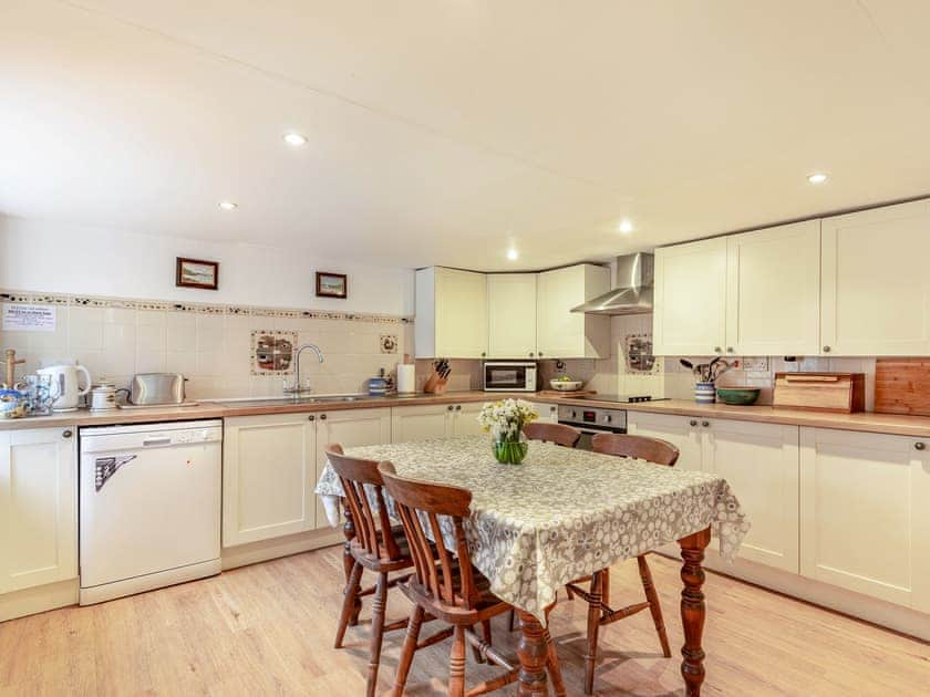 Kitchen/diner | Lamellen Lodge - Lamellen Estate, Wadebridge