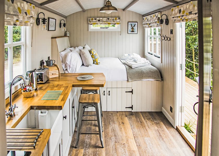 Shepherd’s Hut - Dacre Lakeside Park, Brandesburton, Driffield