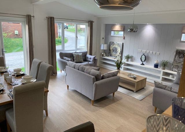 Superior Lodge Hot Tub 6, Comfort Plus Lodge Hot Tub 6 - Delamere Lake Sailing and Holiday Park, Delamere Forest