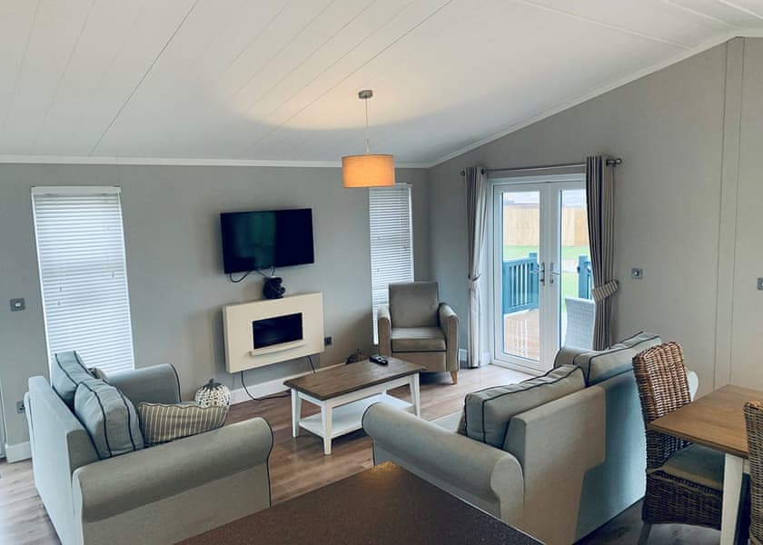 Comfort Plus Lodge Hot Tub 6 - Delamere Lake Sailing and Holiday Park, Delamere Forest