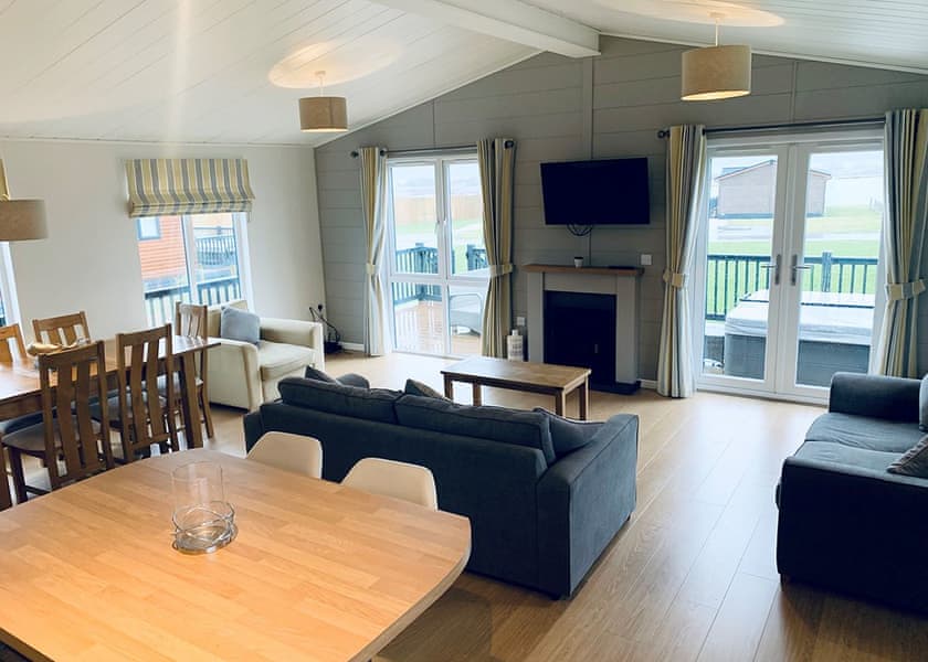 Comfort Plus Lodge Hot Tub 6 - Delamere Lake Sailing and Holiday Park, Delamere Forest