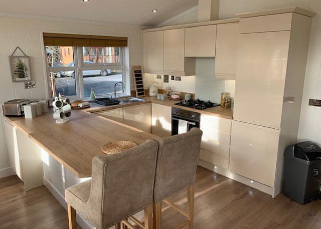 Comfort Plus Lodge Hot Tub 6, Superior Lodge Hot Tub 6 - Delamere Lake Sailing and Holiday Park, Delamere Forest