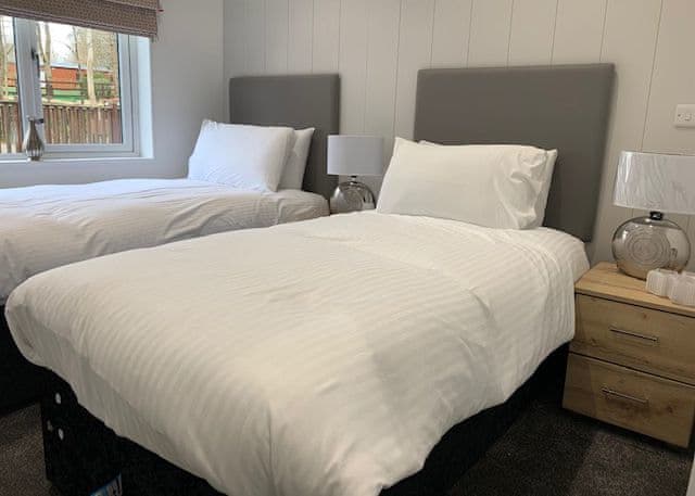 Comfort Plus Lodge Hot Tub 6, Superior Lodge Hot Tub 6 - Delamere Lake Sailing and Holiday Park, Delamere Forest