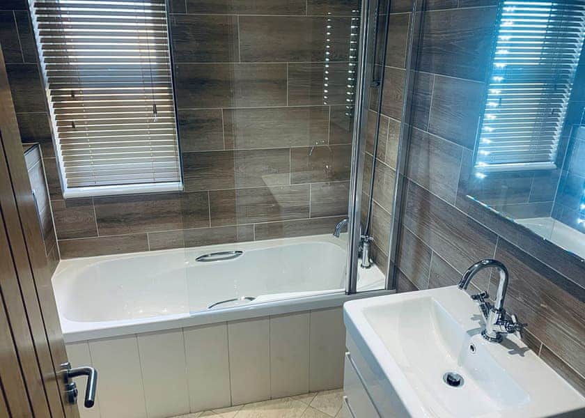 Comfort Plus Lodge Hot Tub 8 - Delamere Lake Sailing and Holiday Park, Delamere Forest
