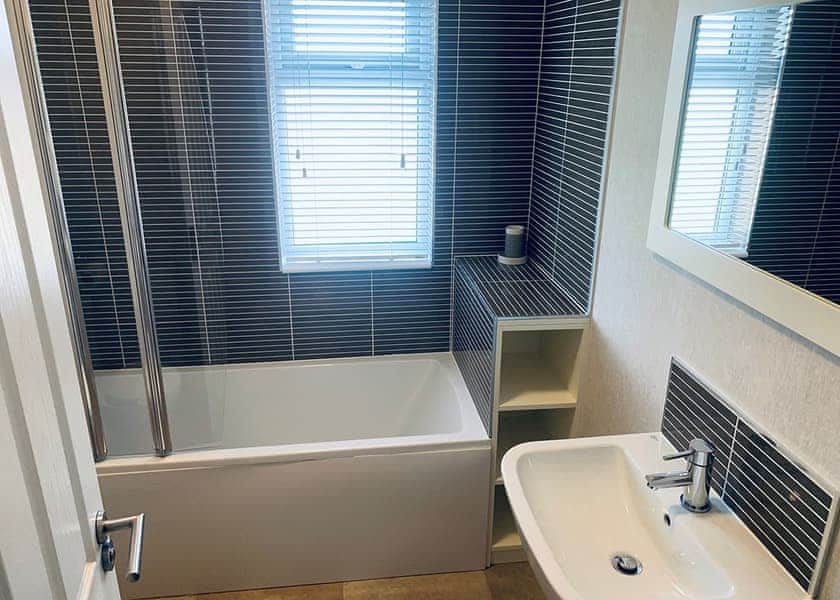 Comfort Plus Lodge Hot Tub 8 - Delamere Lake Sailing and Holiday Park, Delamere Forest