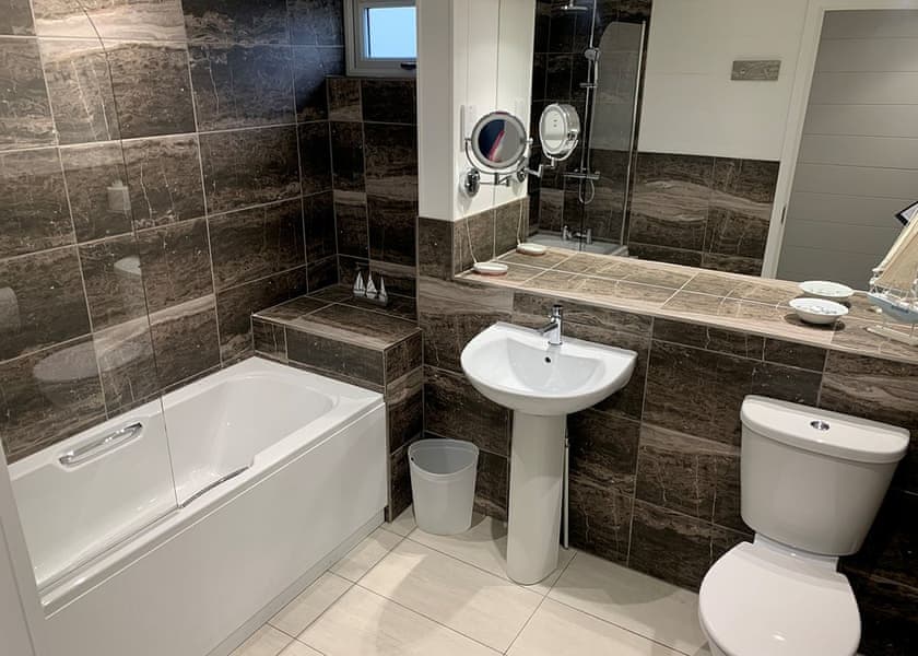 Signature Lodge Hot Tub 4 - Delamere Lake Sailing and Holiday Park, Delamere Forest