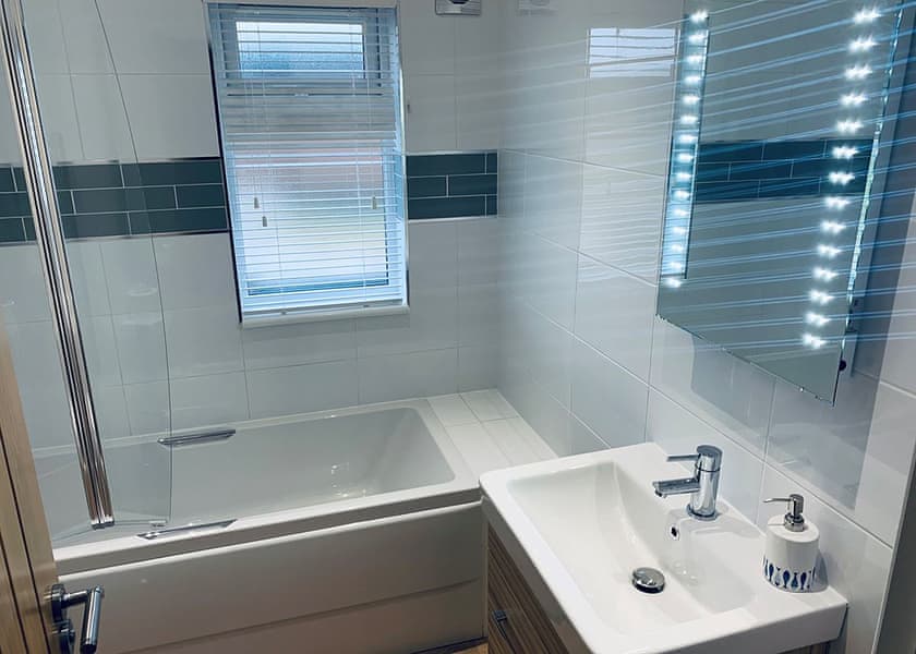 Signature Lodge Hot Tub 6 - Delamere Lake Sailing and Holiday Park, Delamere Forest