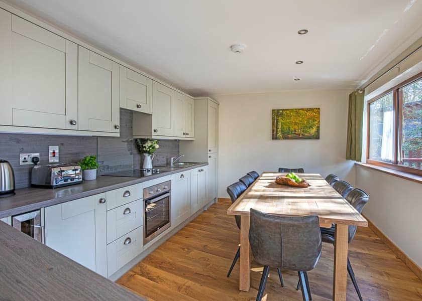Golden Oak Treehouse Pet - Delamere Forest Lodges, Frodsham