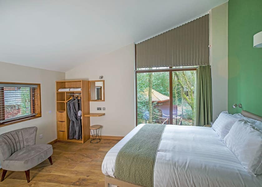 Golden Oak Treehouse Pet - Delamere Forest Lodges, Frodsham