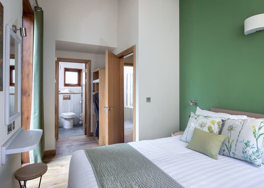 Golden Oak Treehouse Pet - Delamere Forest Lodges, Frodsham