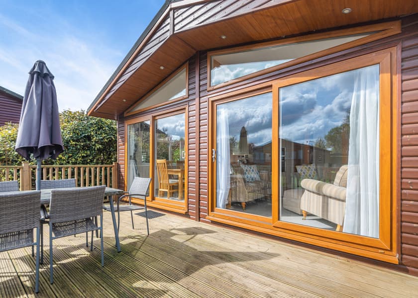 Superior Lodge 4 - Edgeley Holiday Park, Albury, Guildford