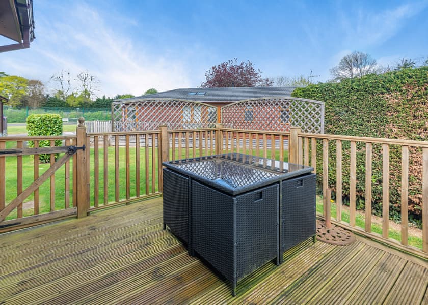 Superior Lodge 4 - Edgeley Holiday Park, Albury, Guildford