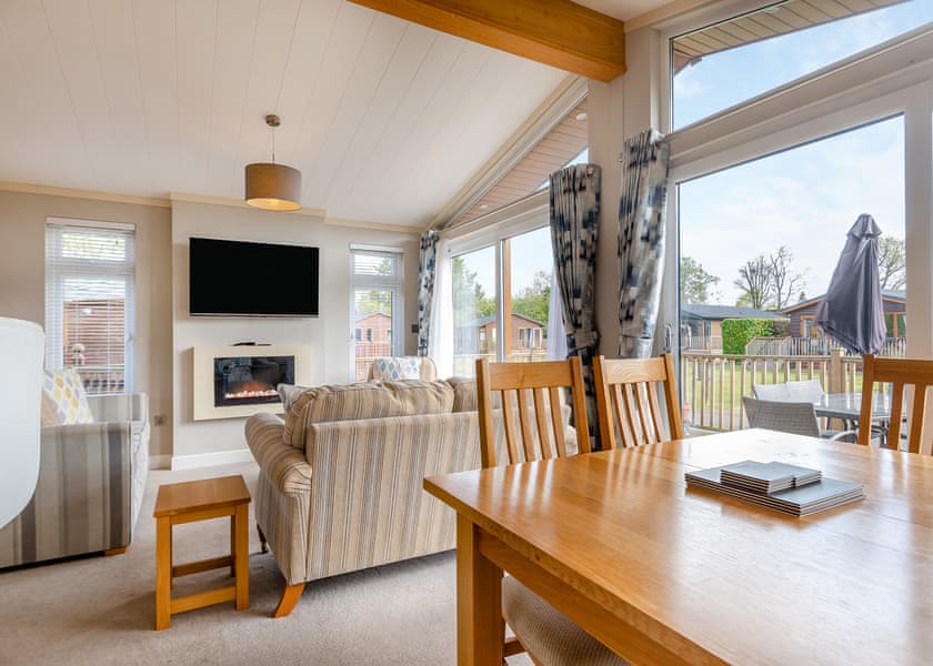 Superior Lodge 4 - Edgeley Holiday Park, Albury, Guildford