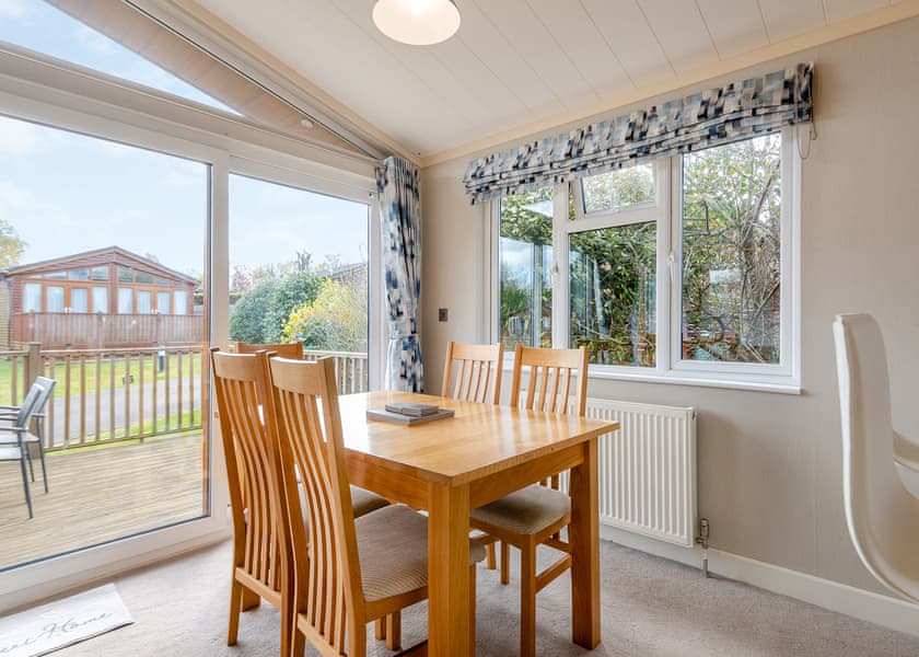 Superior Lodge 4 - Edgeley Holiday Park, Albury, Guildford