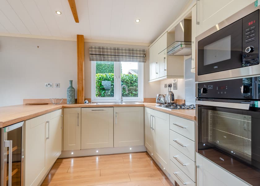 Superior Lodge 4 - Edgeley Holiday Park, Albury, Guildford