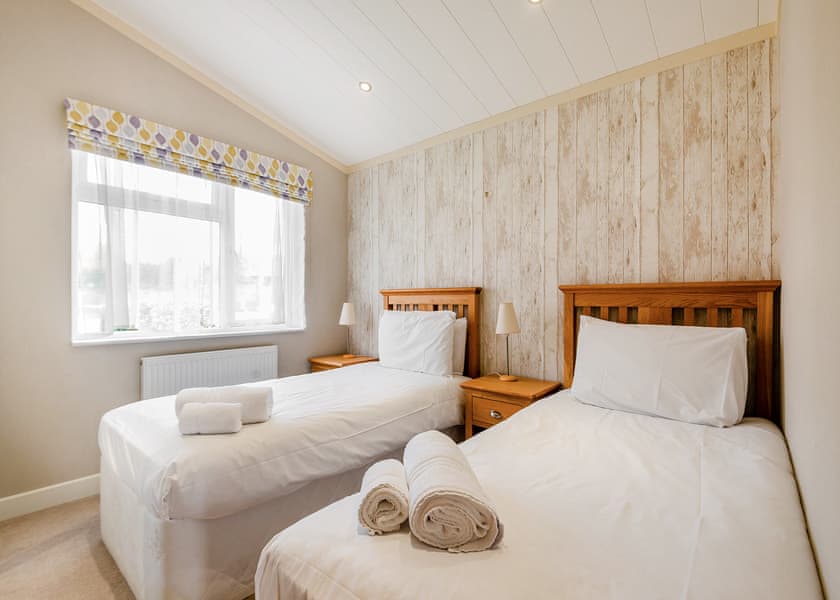 Superior Lodge 4 - Edgeley Holiday Park, Albury, Guildford