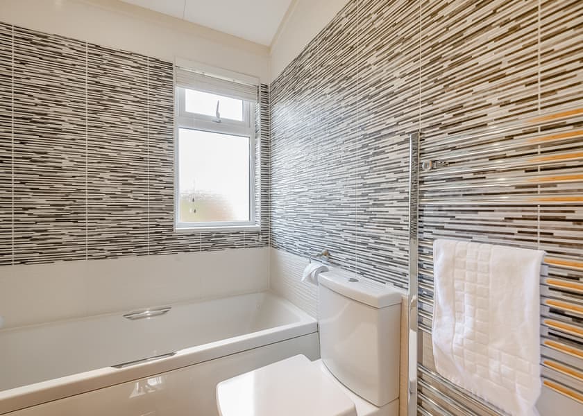 Superior Lodge 4 - Edgeley Holiday Park, Albury, Guildford