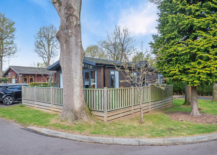 Luxury Lodge 4 - Edgeley Holiday Park, Albury, Guildford