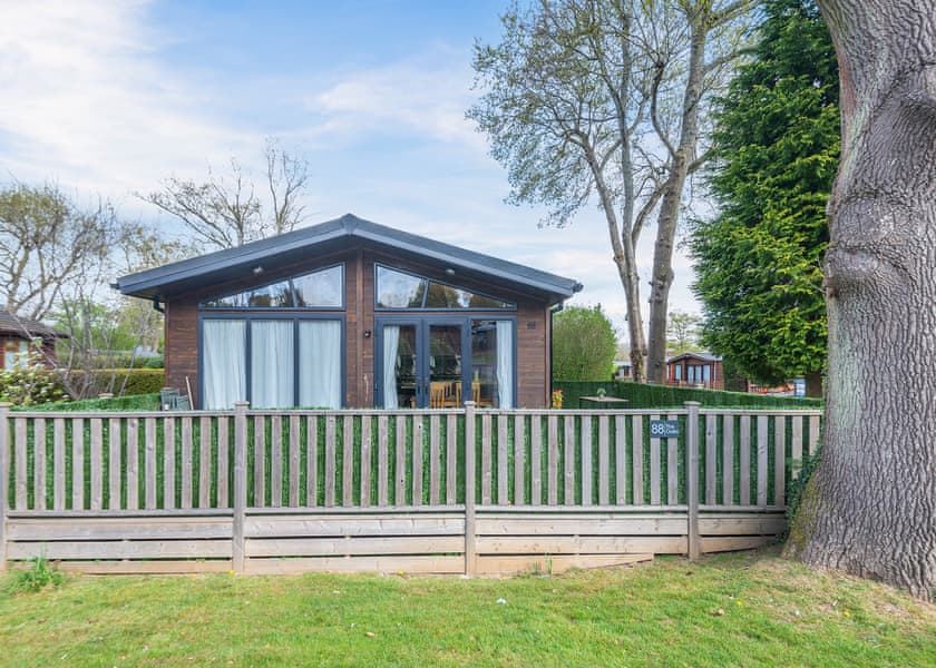 Luxury Lodge 4 - Edgeley Holiday Park, Albury, Guildford