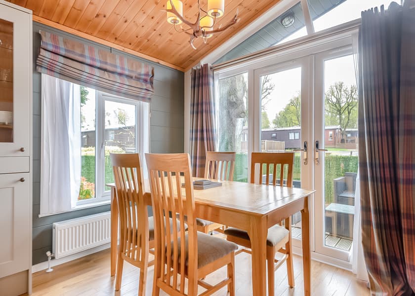 Luxury Lodge 4 - Edgeley Holiday Park, Albury, Guildford