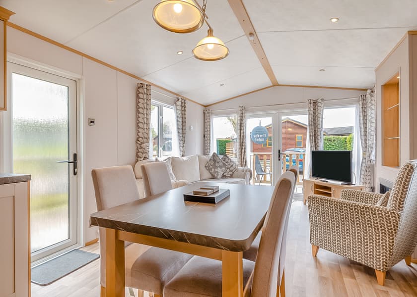 Superior Caravan 6 - Edgeley Holiday Park, Albury, Guildford