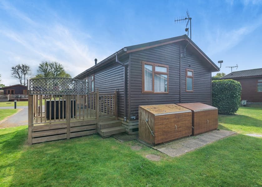 Superior Lodge 4 (Pet) - Edgeley Holiday Park, Albury, Guildford