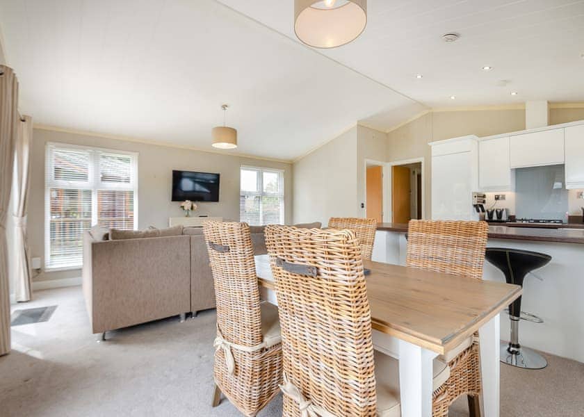 Comfort Lodge 4 - Edgeley Holiday Park, Albury, Guildford