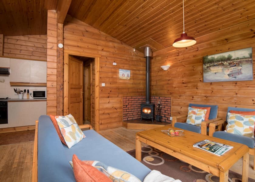 Falls Lodge (4) with Hot Tub - Otter Falls, Upottery, Honiton