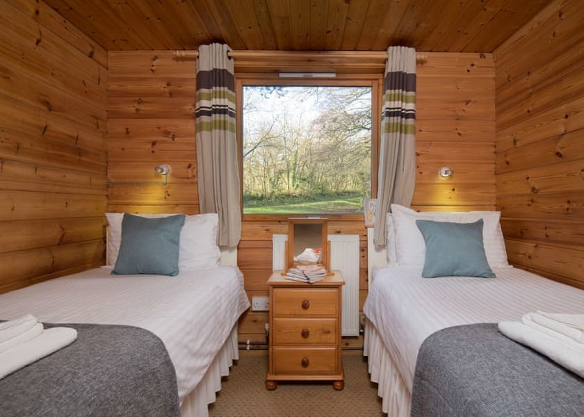 Falls Lodge (4) with Hot Tub - Otter Falls, Upottery, Honiton