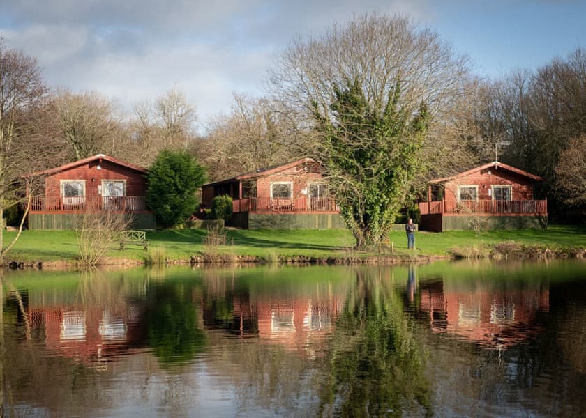 Falls Lodge (6) with Hot Tub - Otter Falls, Upottery, Honiton
