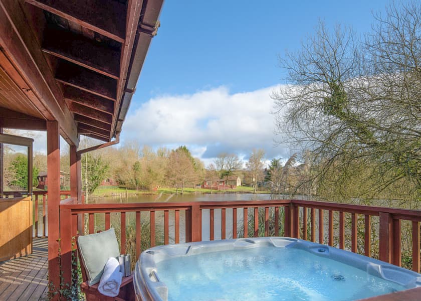 Falls Lodge (6) with Hot Tub - Otter Falls, Upottery, Honiton