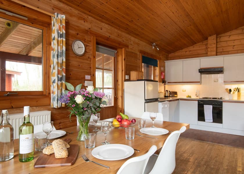 Falls Lodge (6) with Hot Tub - Otter Falls, Upottery, Honiton