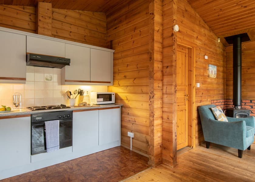 Falls Lodge (6) with Hot Tub - Otter Falls, Upottery, Honiton