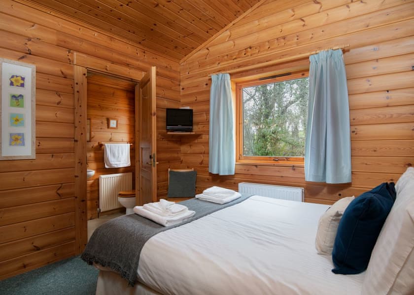 Falls Lodge (6) with Hot Tub - Otter Falls, Upottery, Honiton