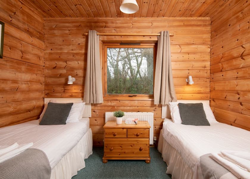 Falls Lodge (6) with Hot Tub - Otter Falls, Upottery, Honiton