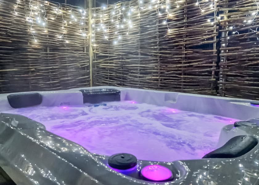 One Bedroom Treehouse with Hot Tub - Otter Falls, Upottery, Honiton