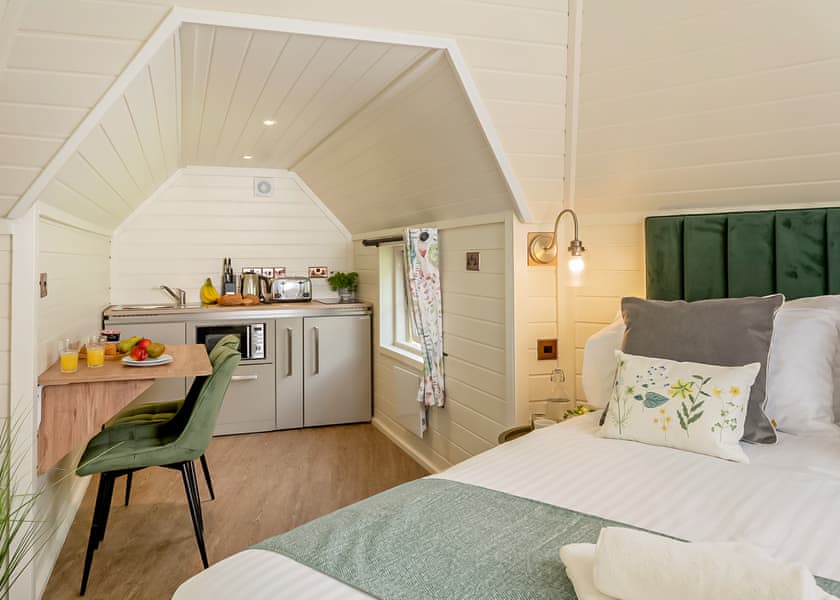 One Bedroom Treehouse with Hot Tub - Otter Falls, Upottery, Honiton