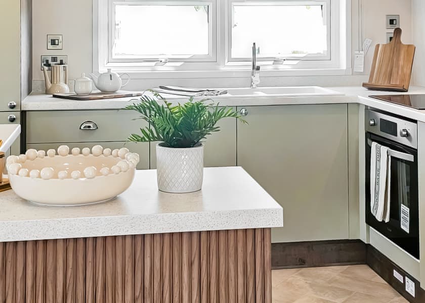 2 Bedroom Heron Lodge with Hot Tub – Sleeps 6 - Otter Falls, Upottery, Honiton