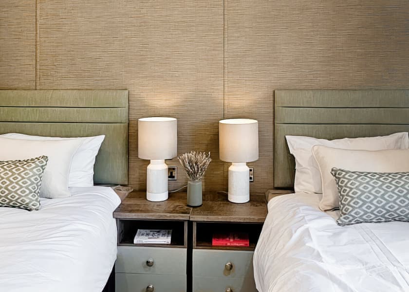 2 Bedroom Heron Lodge with Hot Tub – Sleeps 6 - Otter Falls, Upottery, Honiton