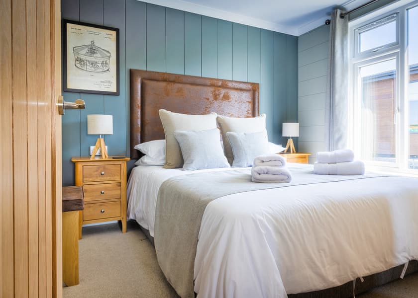 Fairground Lodge | Folly Farm Holiday Park, Kilgetty