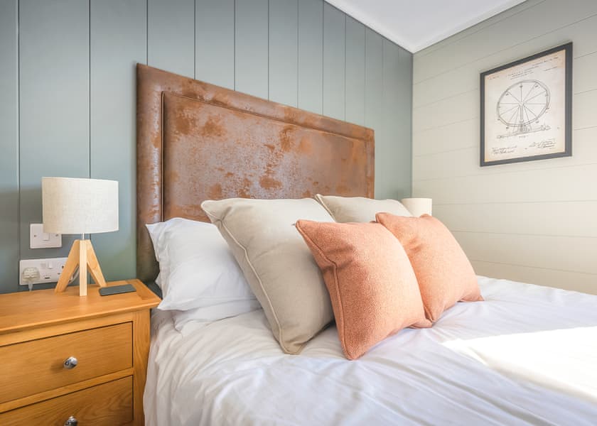 Fairground Lodge (sleeps 4) - Folly Farm Holiday Park, Kilgetty