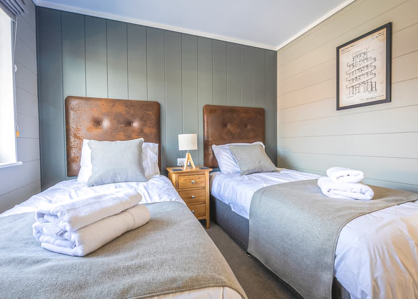 Fairground Lodge (sleeps 4) - Folly Farm Holiday Park, Kilgetty