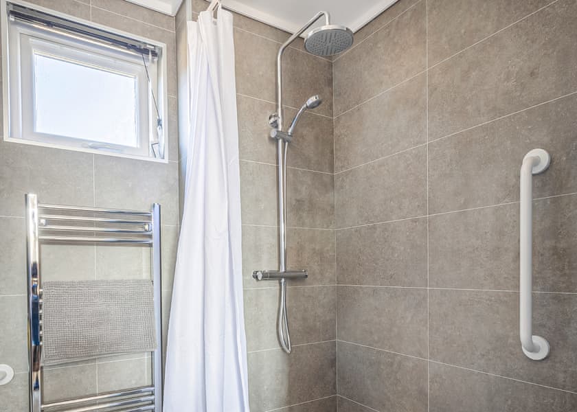 Fairground Lodge (sleeps 4) - Folly Farm Holiday Park, Kilgetty