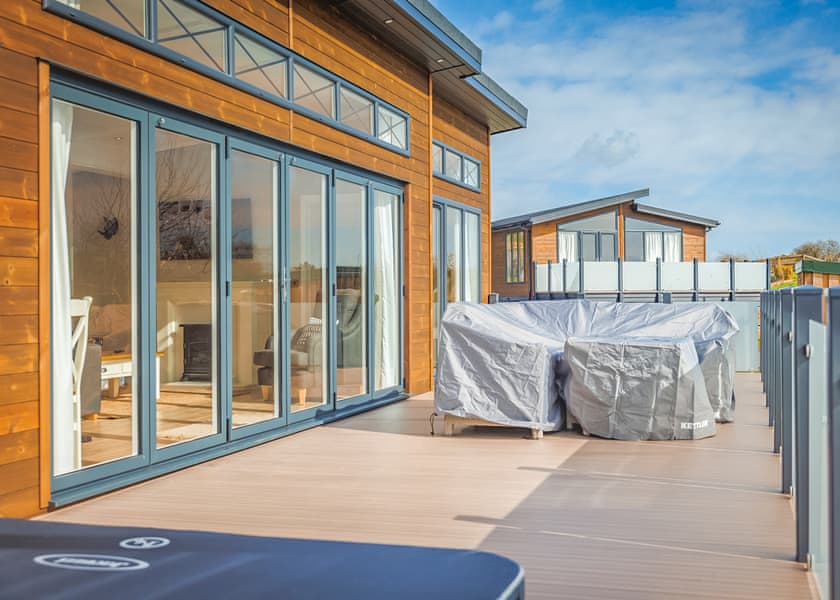 Kifaru Lodge - Folly Farm Holiday Park, Kilgetty